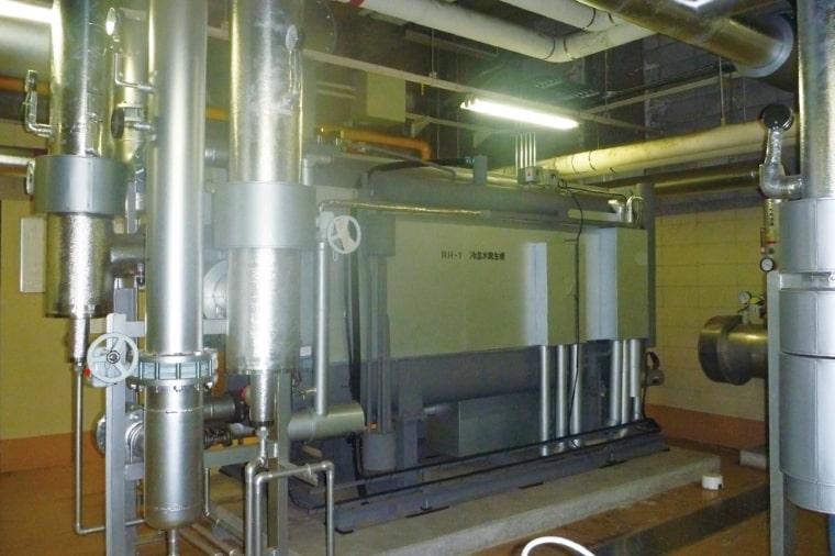 地下機械室に設置した水冷式空調機の写真